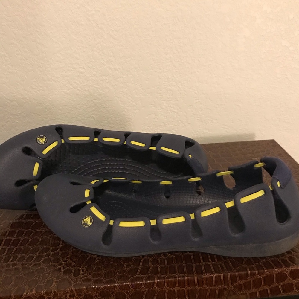 Crocs navy blue springi flats w 10